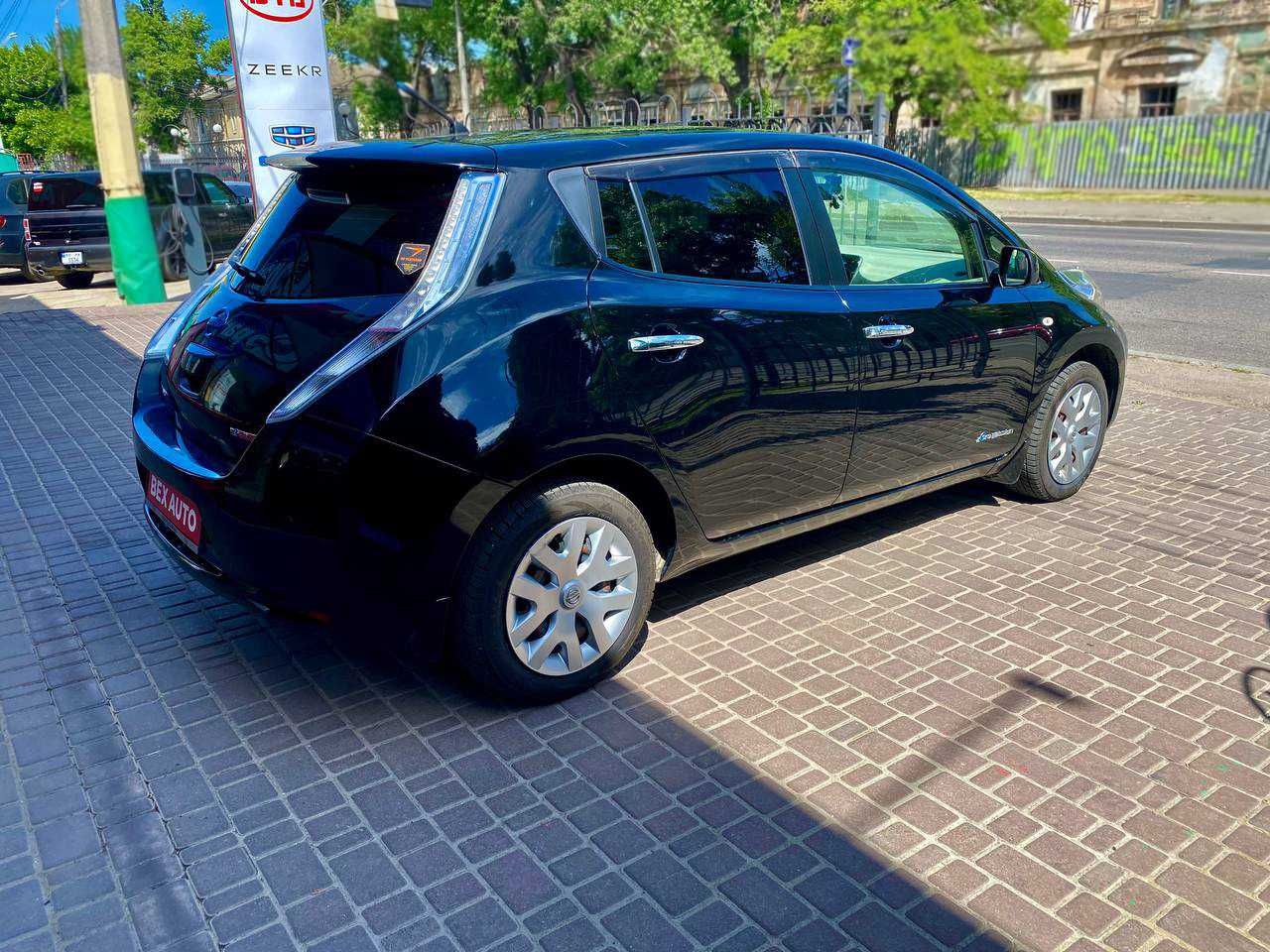 Електромобіль Nissan Leaf 2013 року