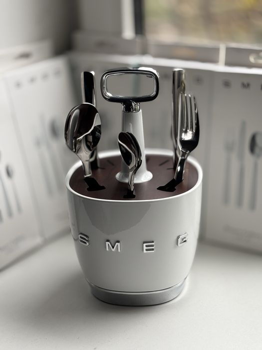 Набір столових предметів SMEG на 6 персон з подставкою білою