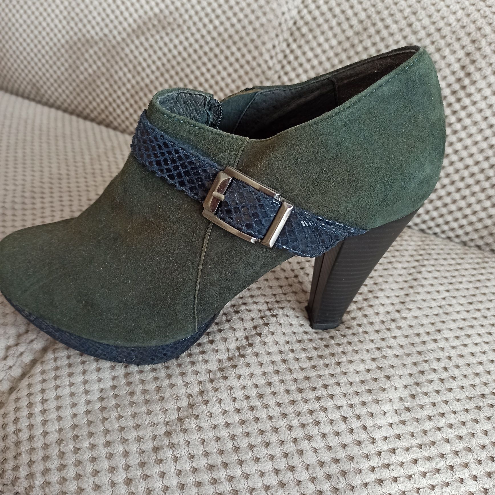 Botins de salto alto verdes