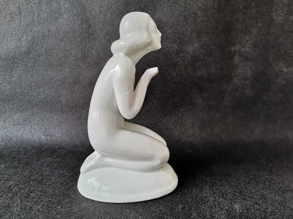 Stara uszkodzona figurka Kobieta Klęcząca porcelana Bogucice / Giesche