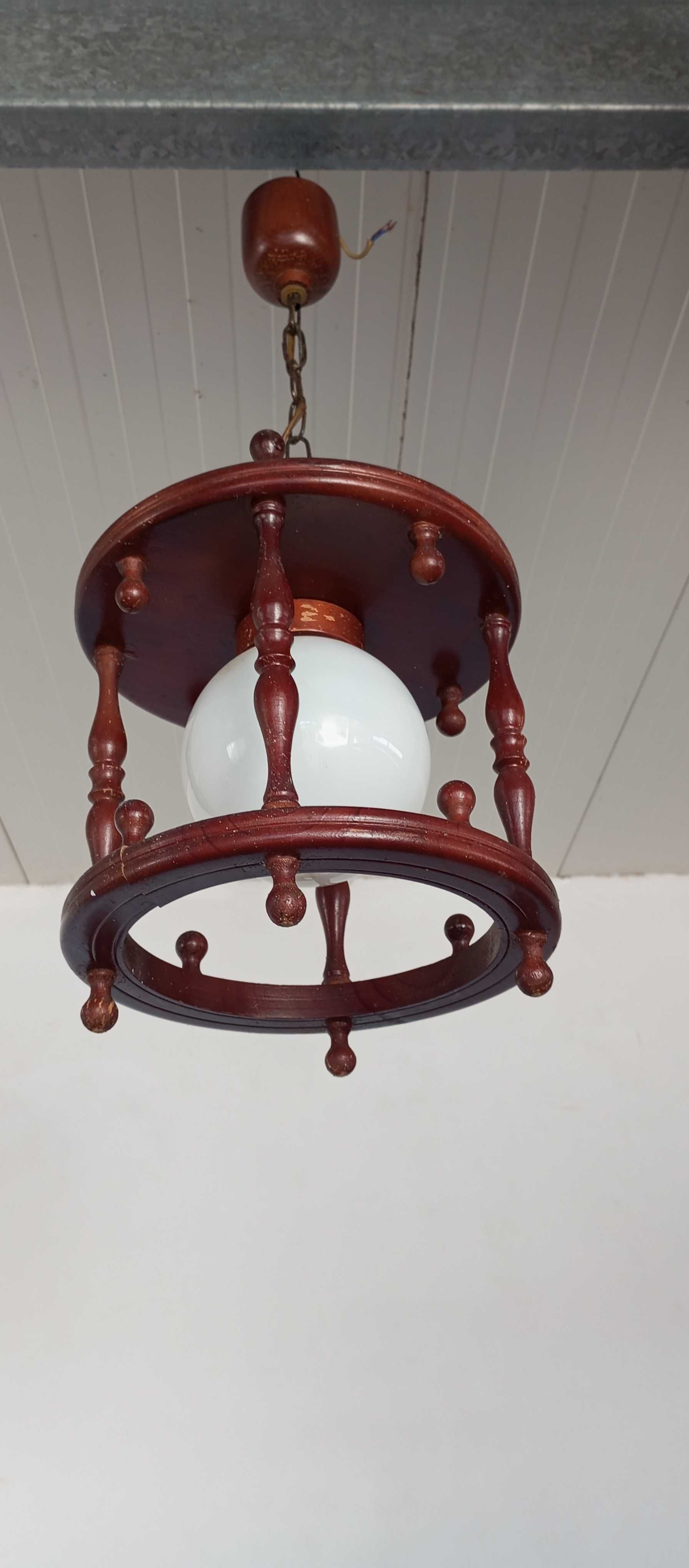 Candeeiros de teto em bom estado.