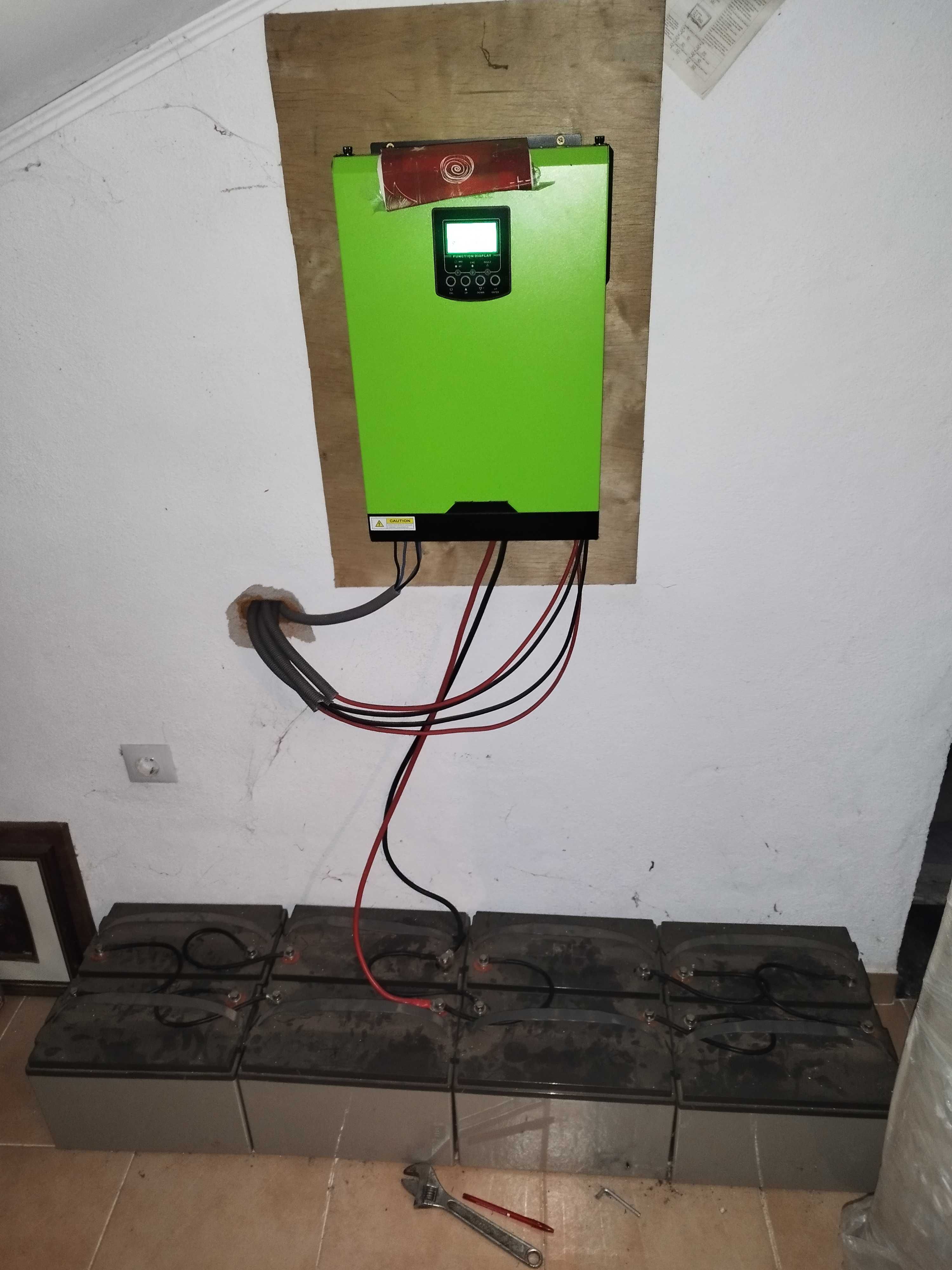 Inversor híbrido + baterias + 12 painéis solares