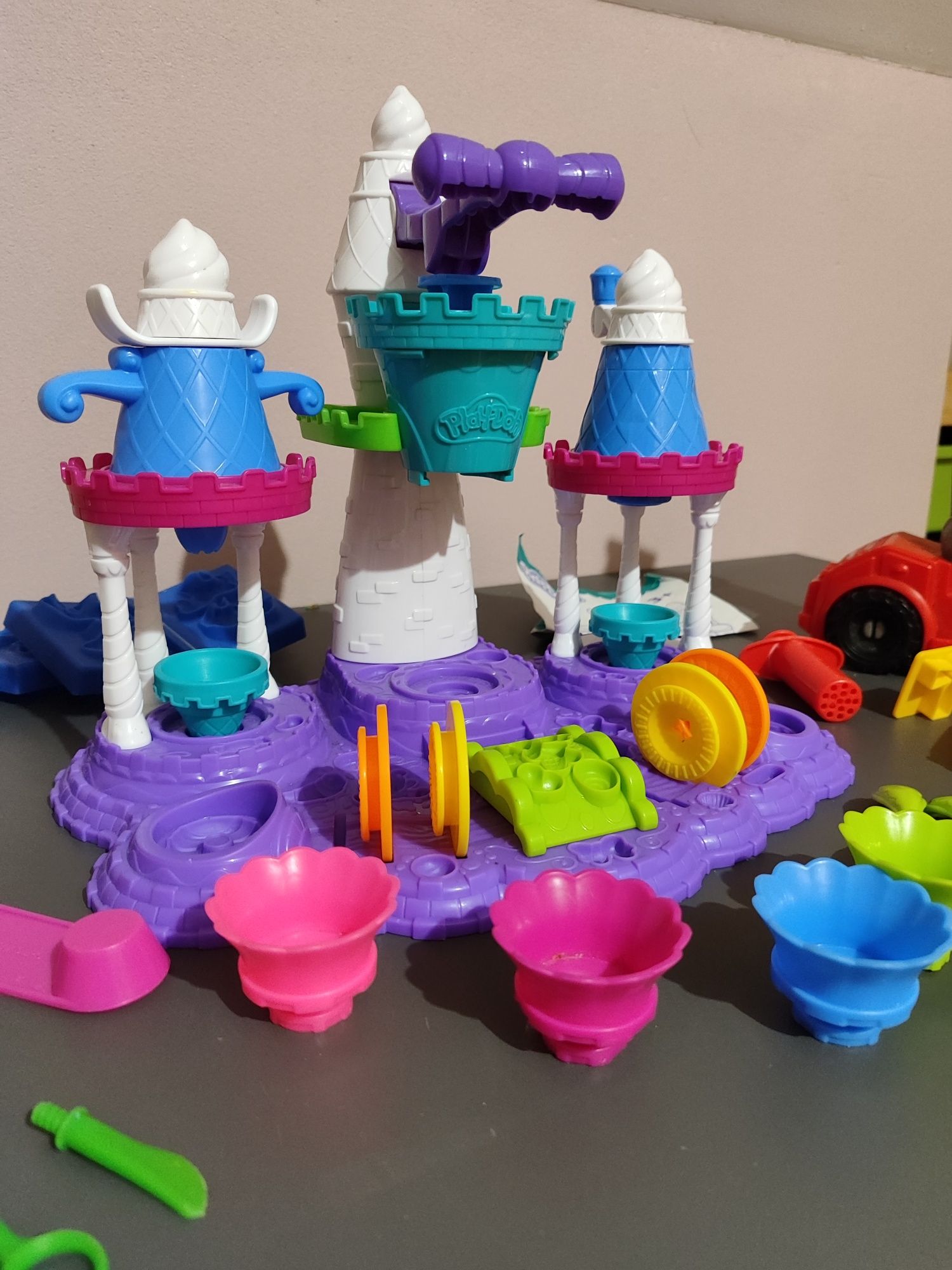 Zestaw do ciastoliny Play doh lodziarnia, wóz strażacki i dodatki