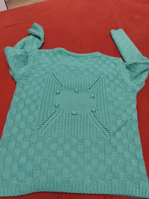 М'ятний в'язаний светр з жемчугом