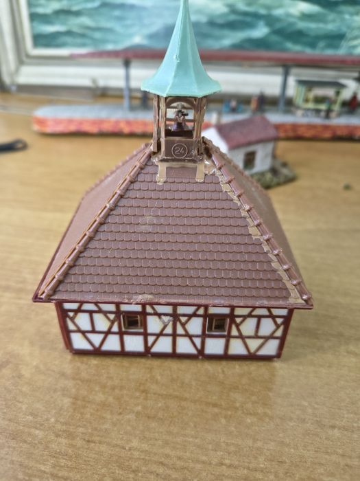 Zestaw budynków do makiety kolejowej – stacje, peron, domy, figurki