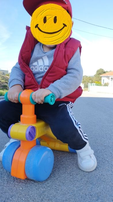 Andador/triciclo Tomy para bebé