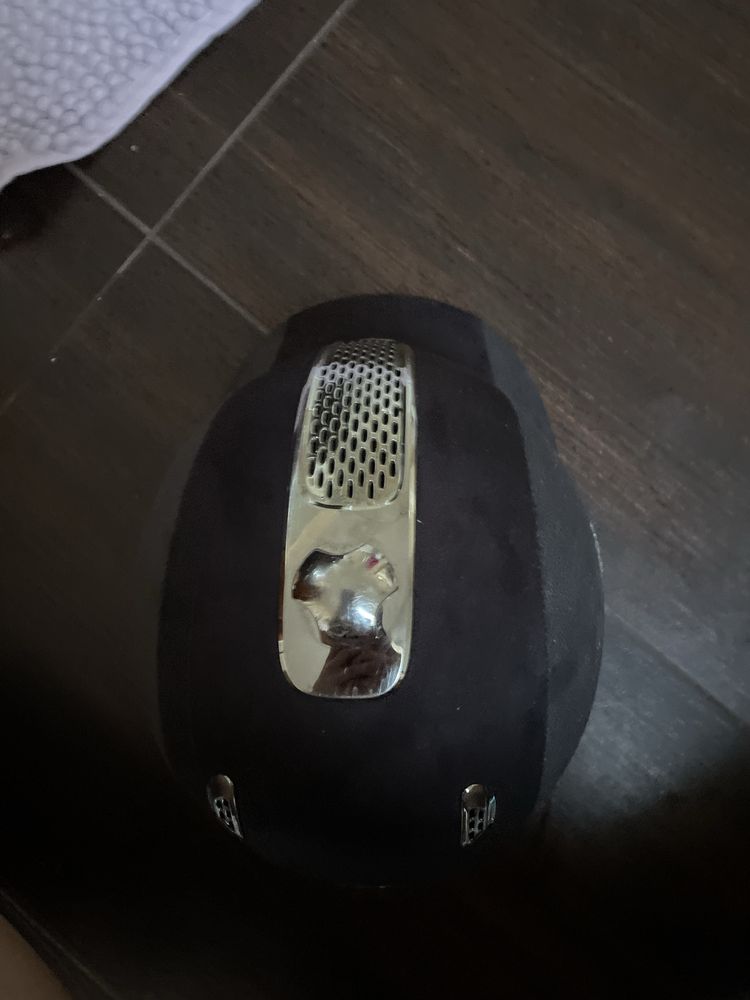 Kask jeździecki cały czarny ze srebnymi ozdobami