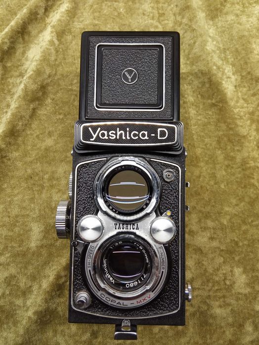 Zabytkowy aparat fotograficzny YASHICA D