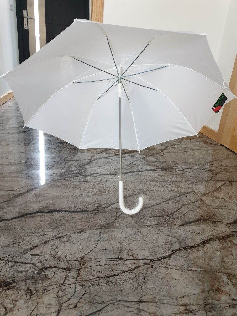 Biały parasol ślub