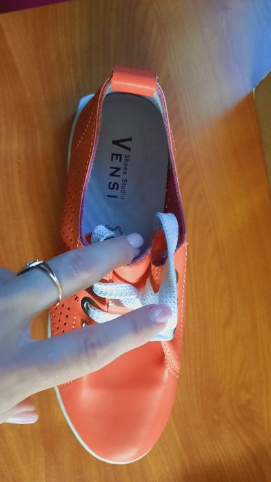 Кроссовки кожаные 36р