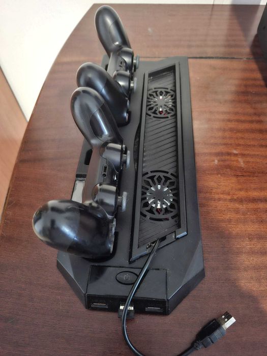Vendo Playstation 4  em bom estado com acessórios