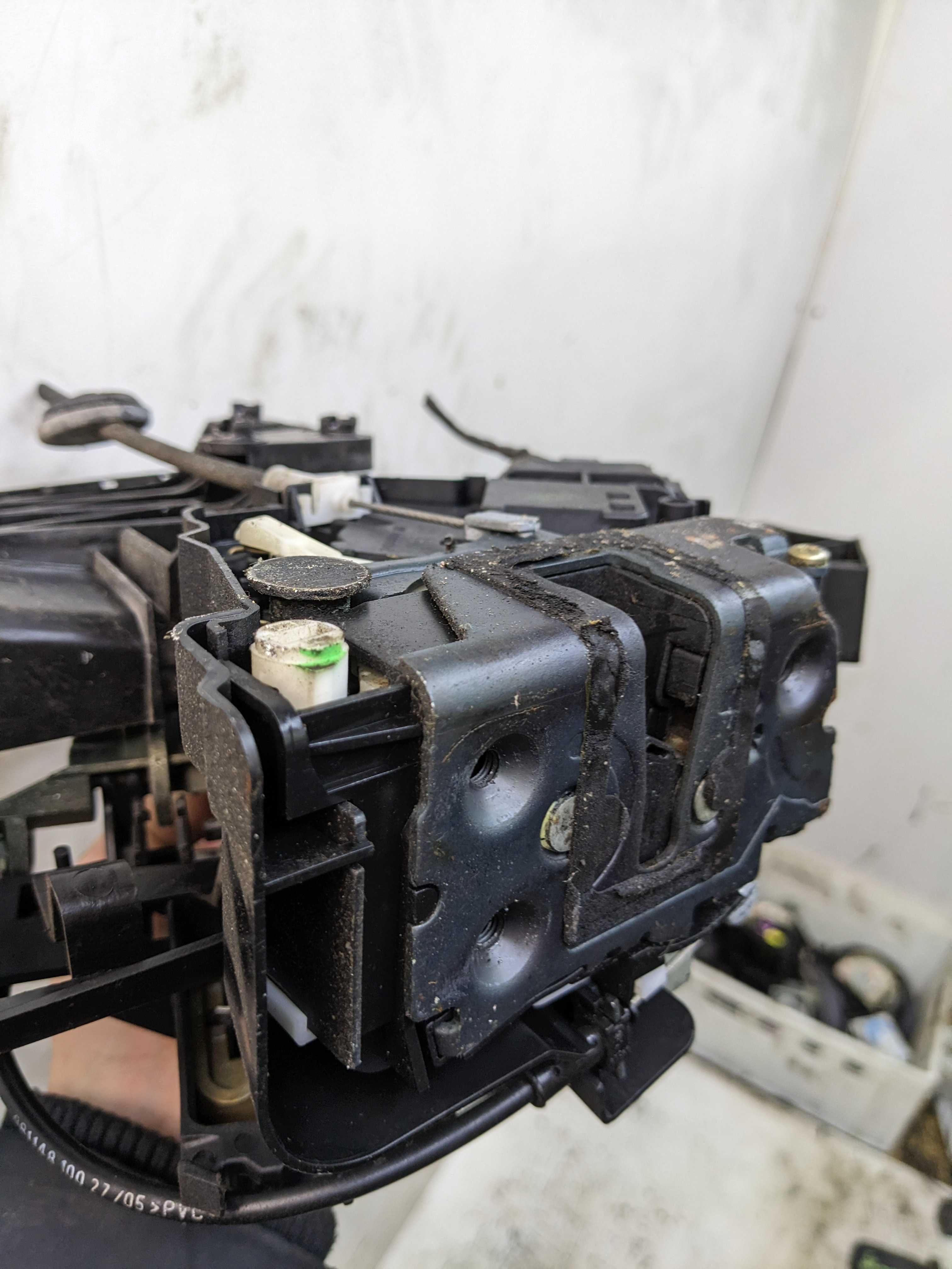 Ford Focus MK 2 II Zamek Klamka Drzwi Lewych Tylnych Lewy Tył