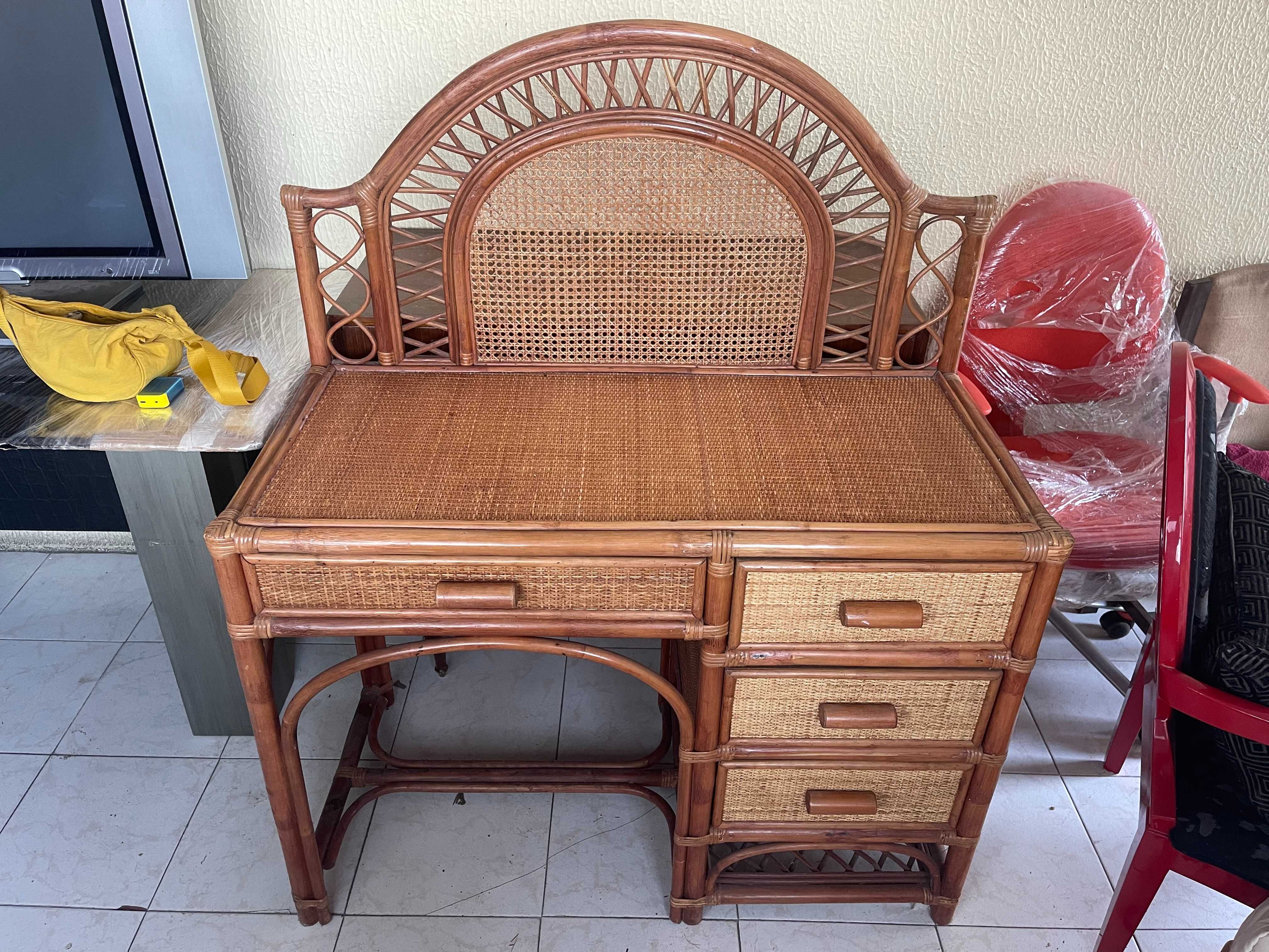 Conjunto de Quarto em Bambu e Palhinha – Completo e Elegante