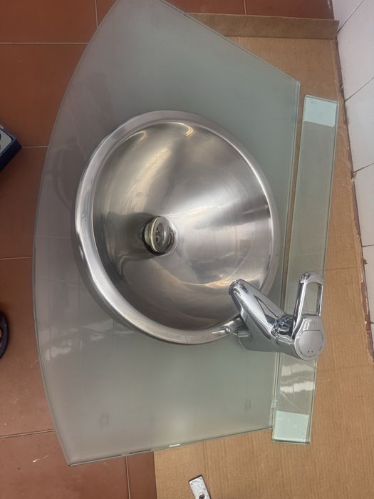 Lavatorio com torneira e bacia em inox