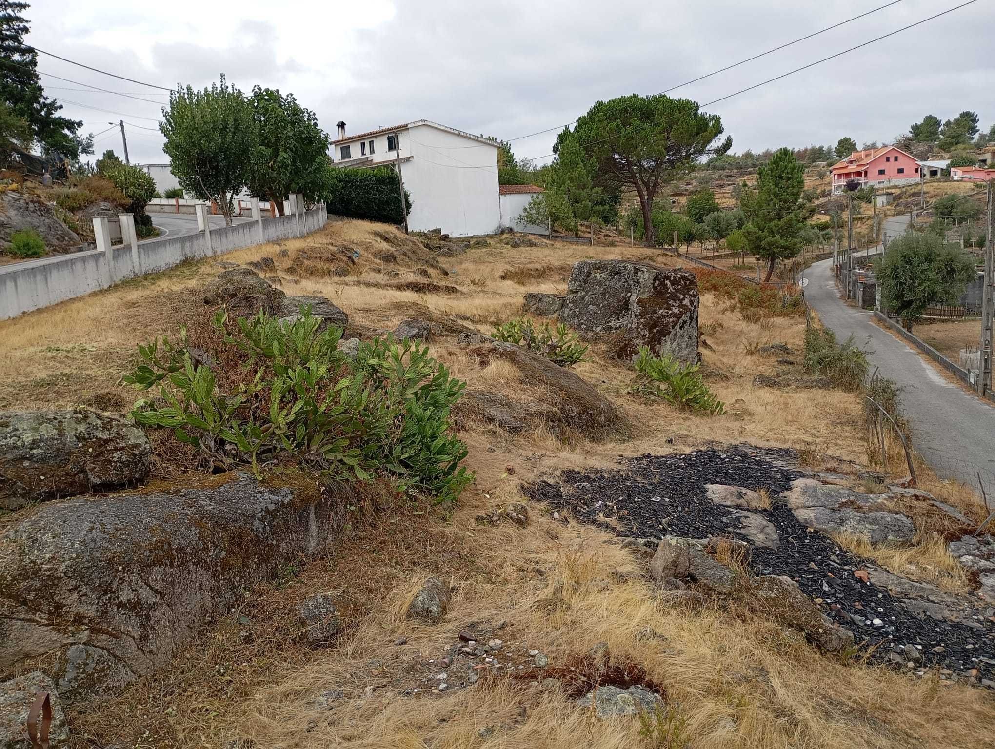 Terreno á entrada da povoação