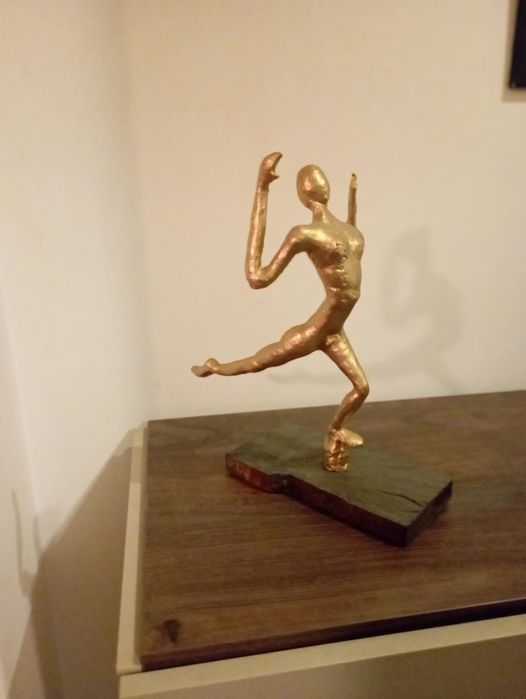 Mulher em movimento com base em ardósia