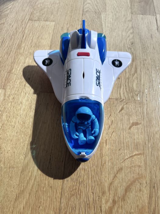 Nave espacial com astronauta e luzes