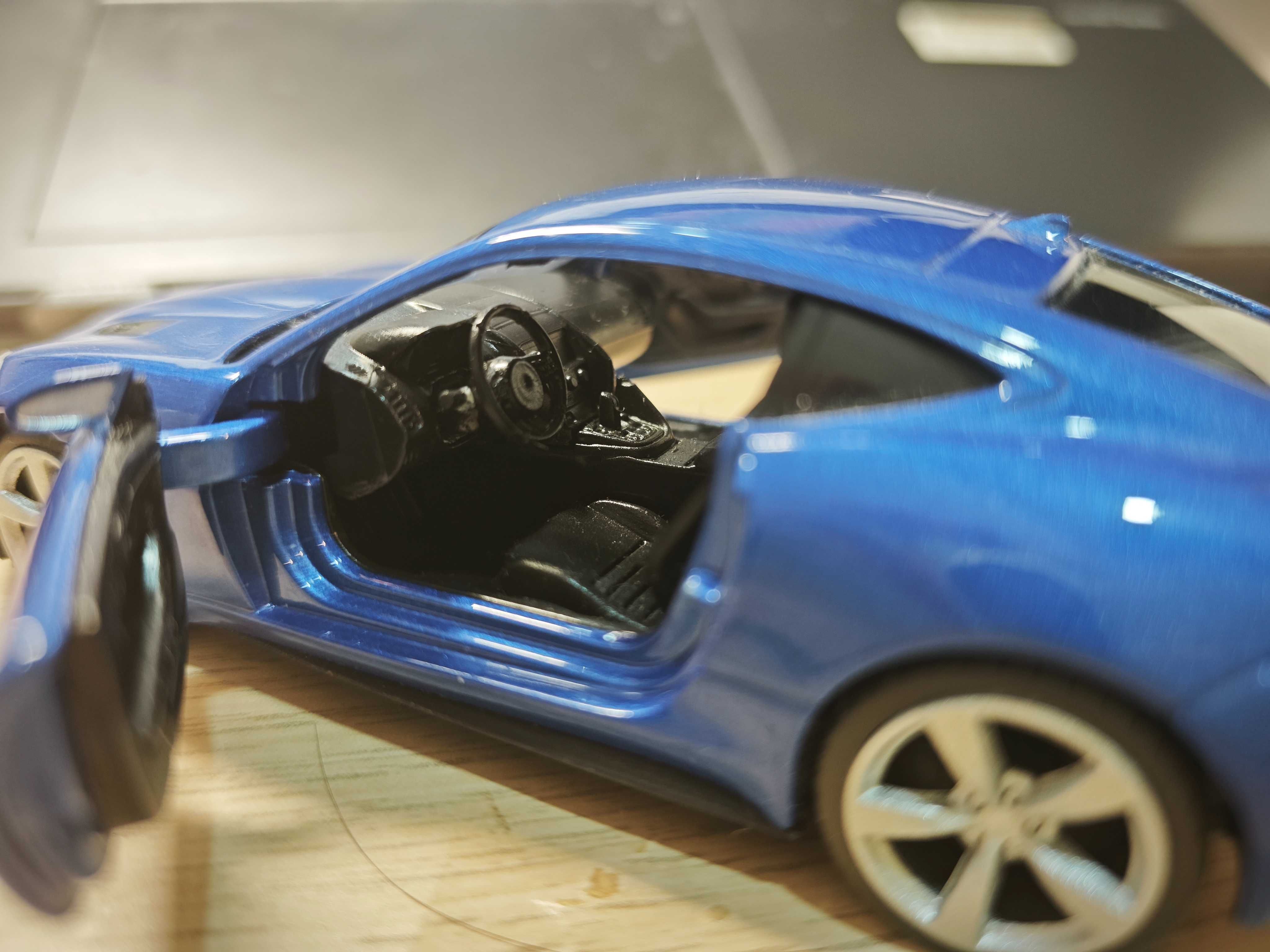 1/36 Jaguar F-Type miniatura