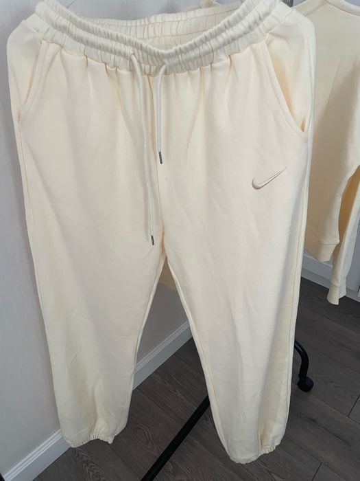 Костюм прогулянковий кольору масло з лакости