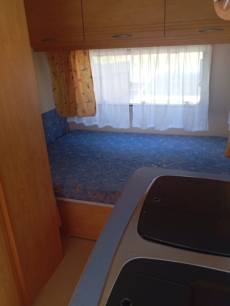 Przyczepa kempingowa Hobby Knaus Caravelair z 2008 roku.