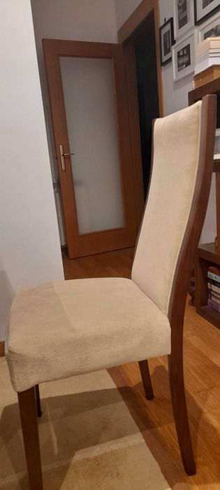 Mesa em castanho com 6 cadeiras