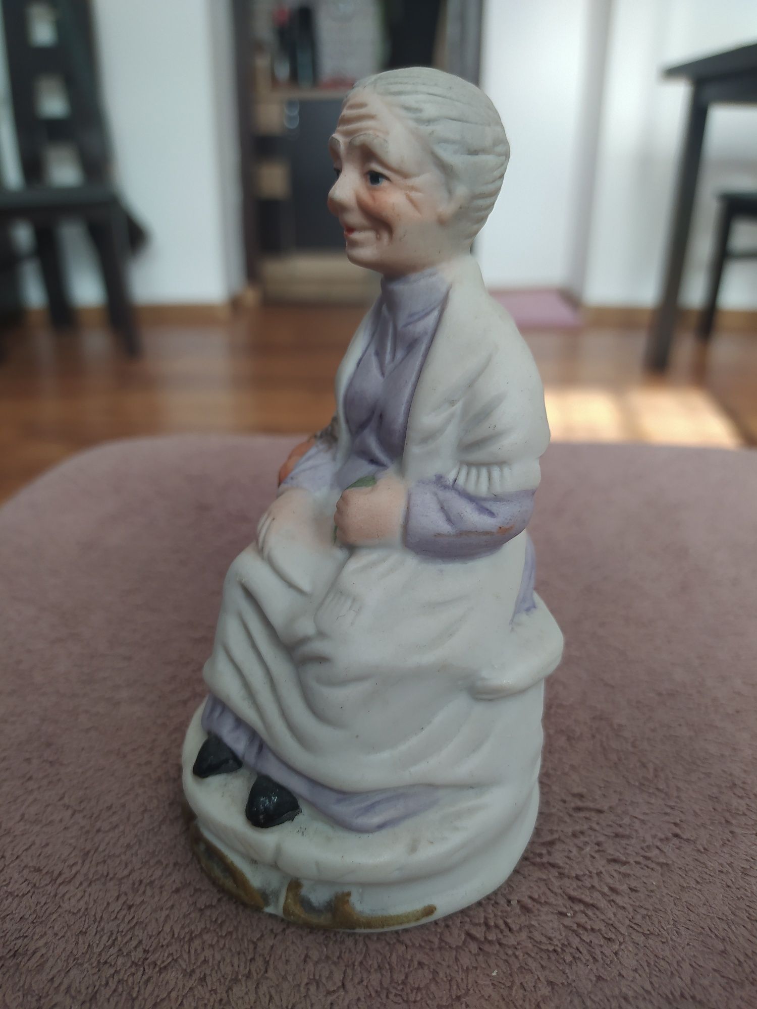 Figurka Siedząca Babcia
