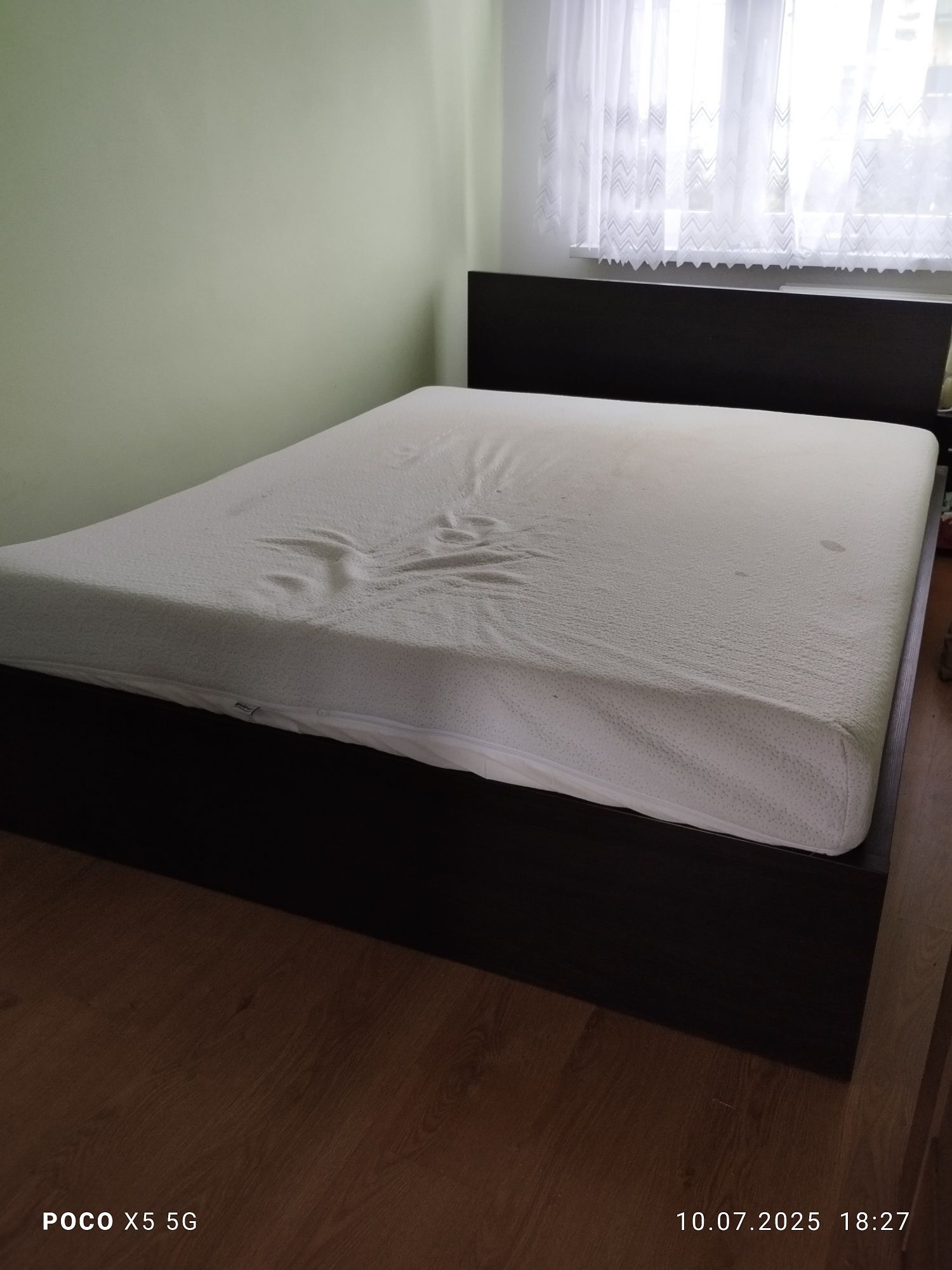 Łóżko sypialniane z materacem