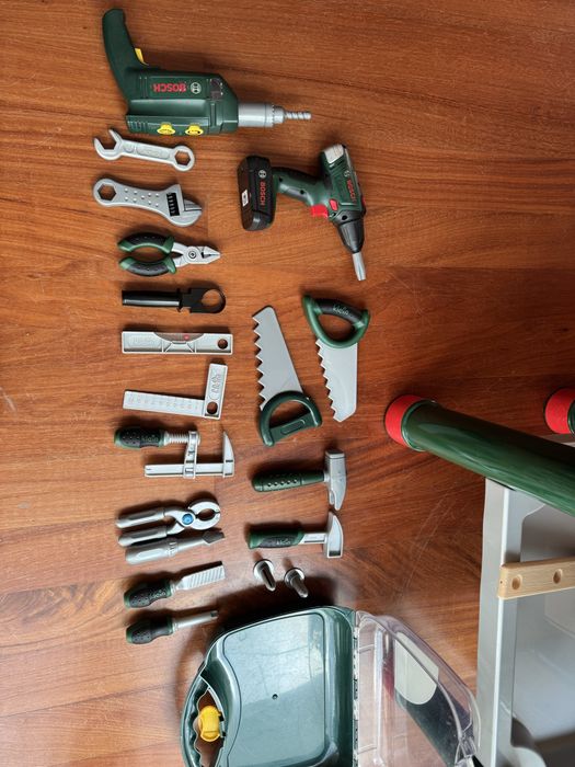 Bancada de trabalho Bosch para criança.  Brinquedo. Theo Kline