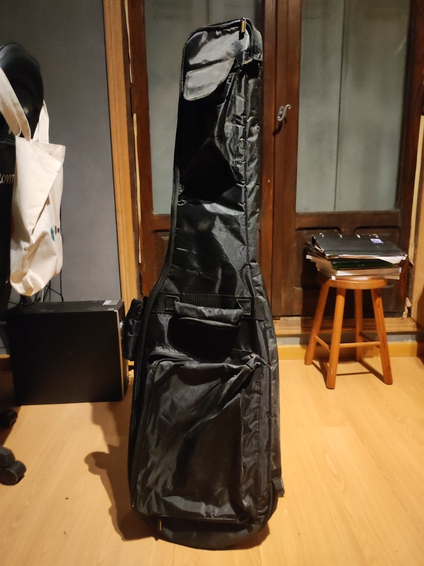 Guitarra baixo samick