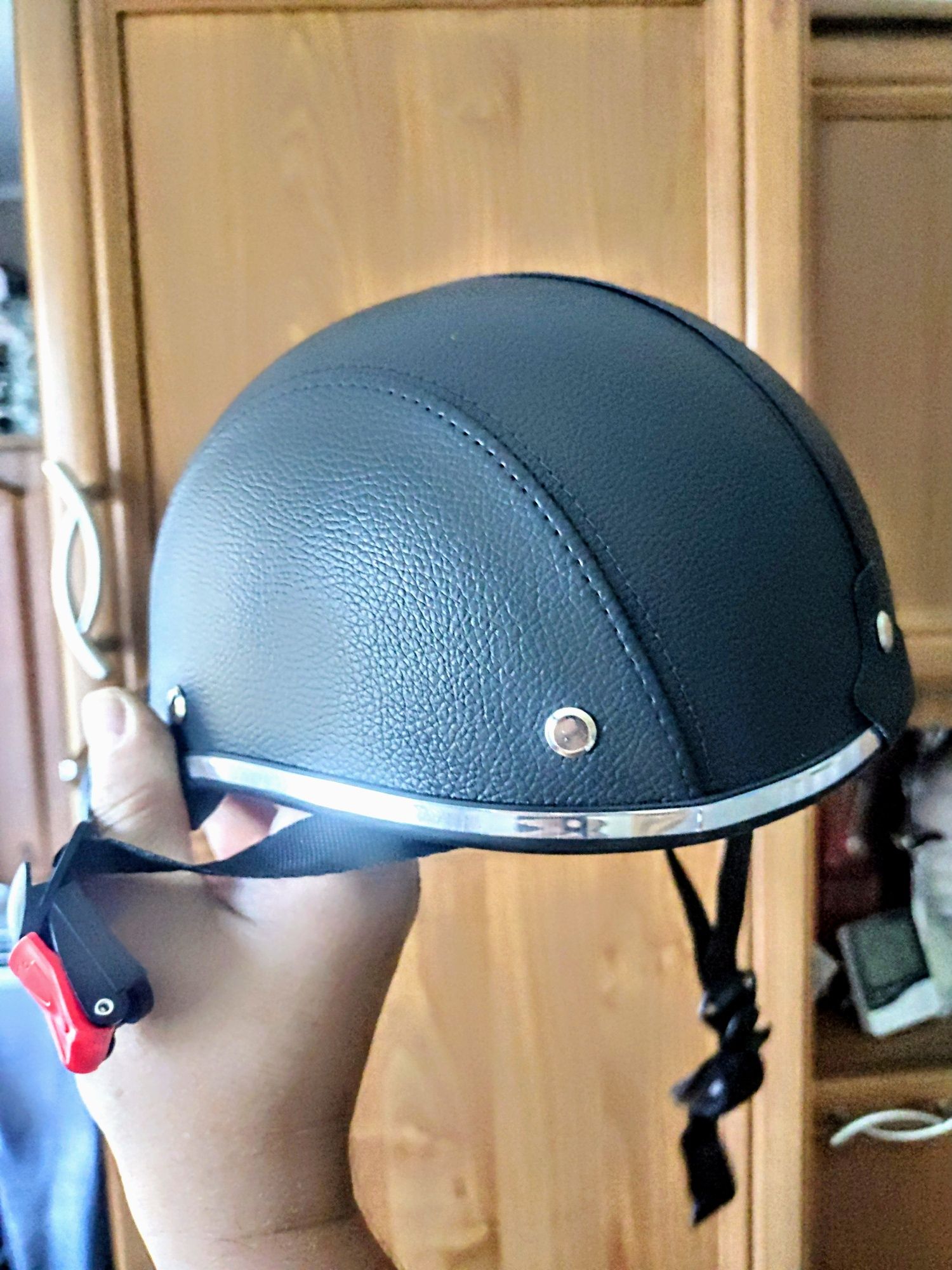 Modny Kask z Daszkiem - Bezpieczeństwo i Styl w Jednym!