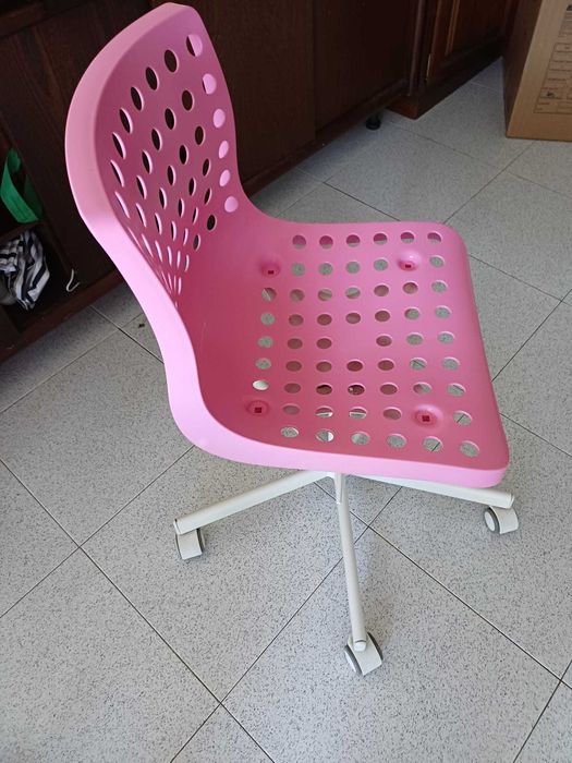 Vendo Cadeira Rosa IKEA Usada em Bom Estado