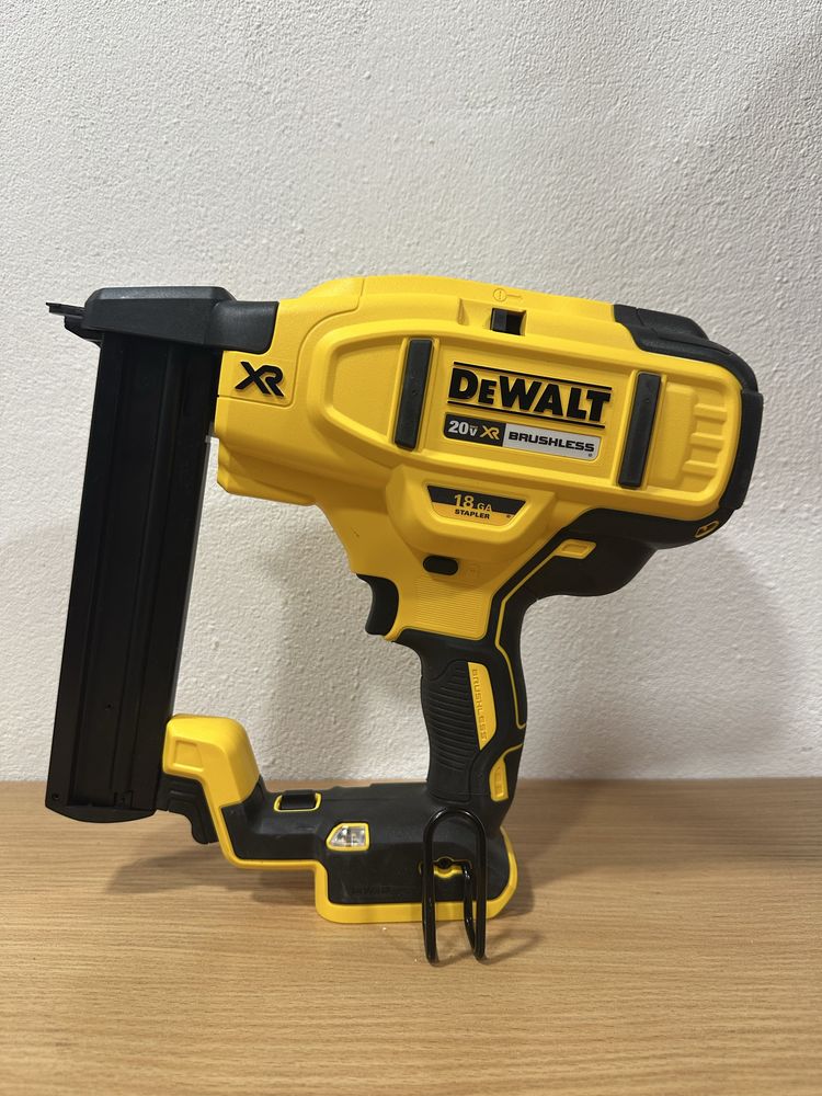 Акумуляторний нейлер, степлер dewalt dcn681