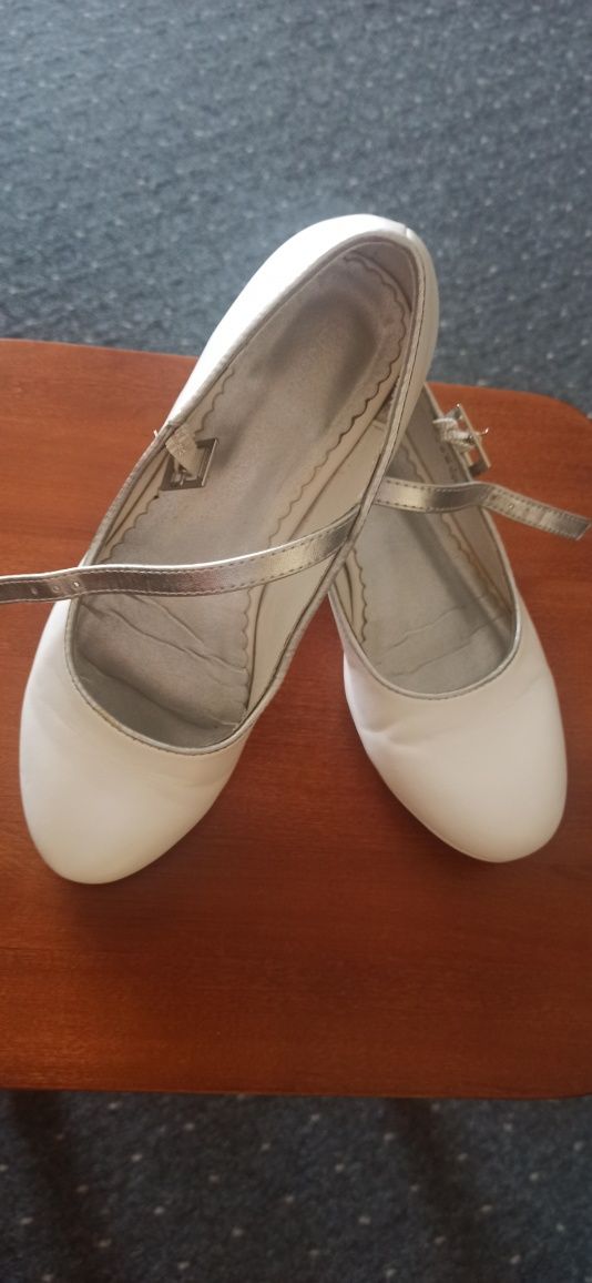 Buty białe komunijne wizytowe r. 35