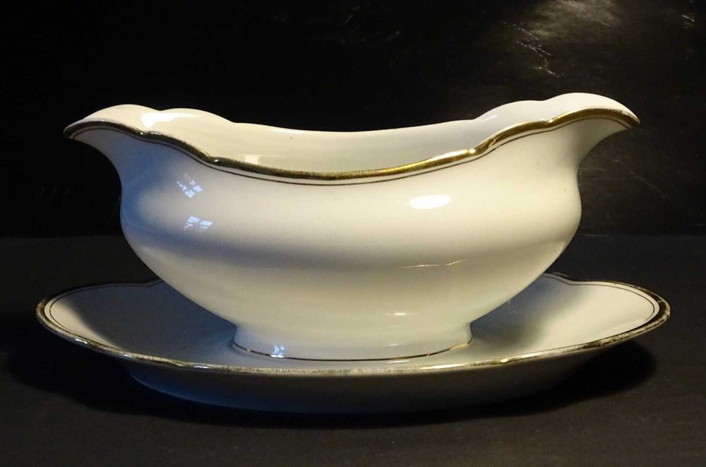 Przedwojenna porcelana Carl Tielsch sygnowana: sosjerka.