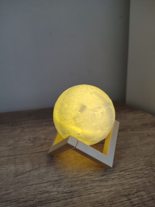 Nowa klimatyczna lampka księżycowa