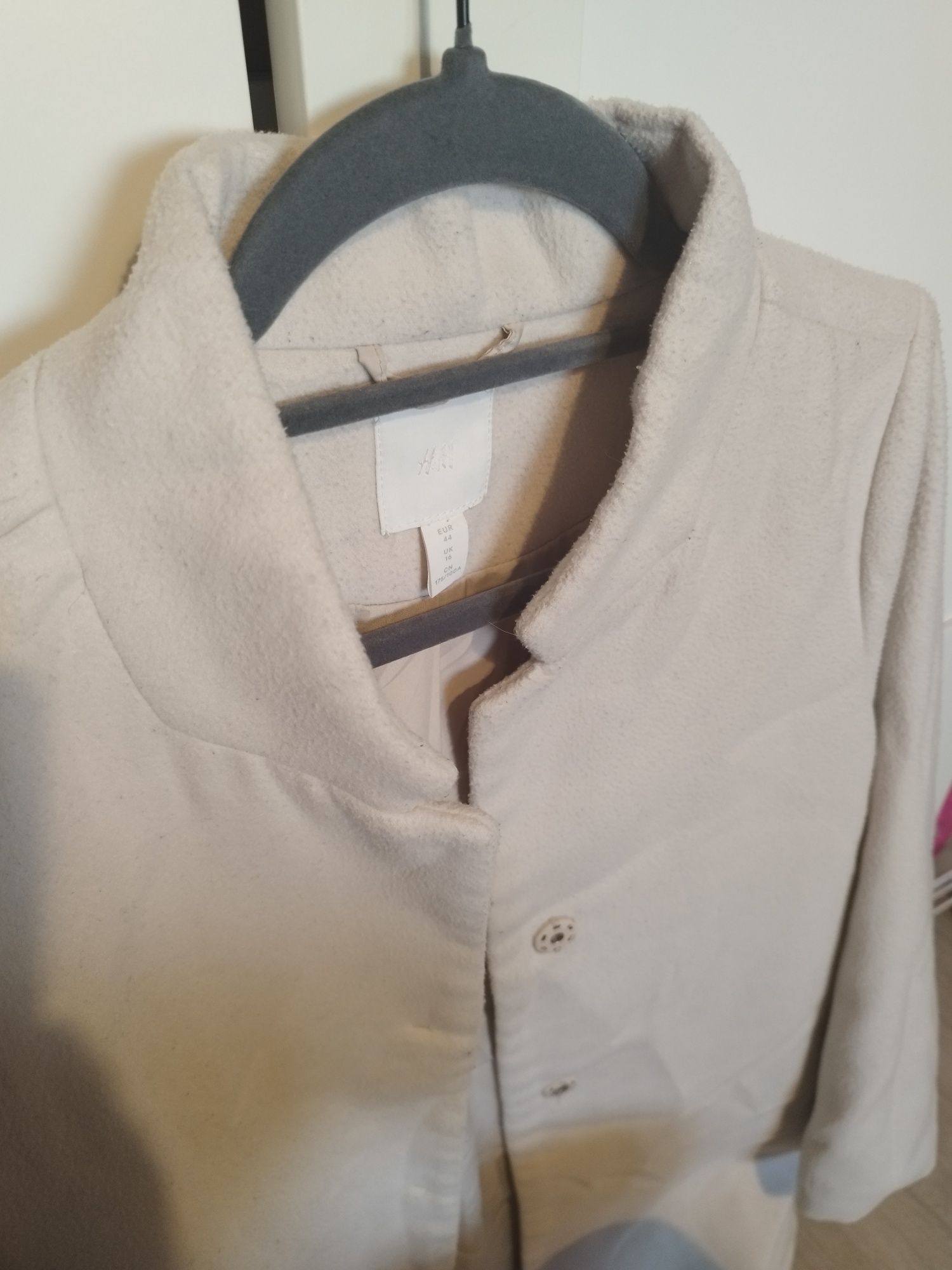 Kremowy płaszcz H &M na wiosnę