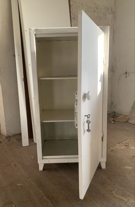 Металевий шкаф для документів