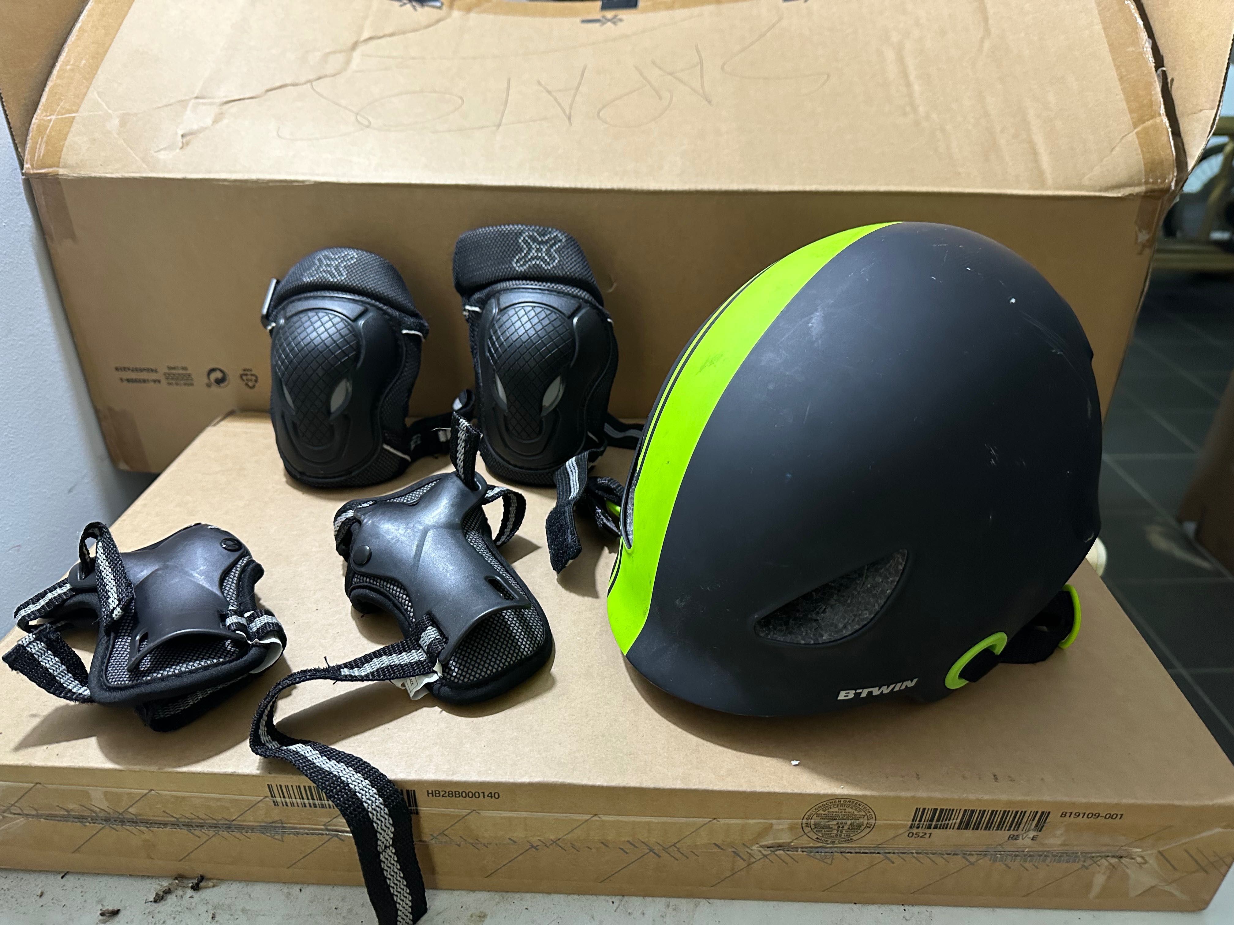 Capacete. Caneleiras e cotoveleiras
