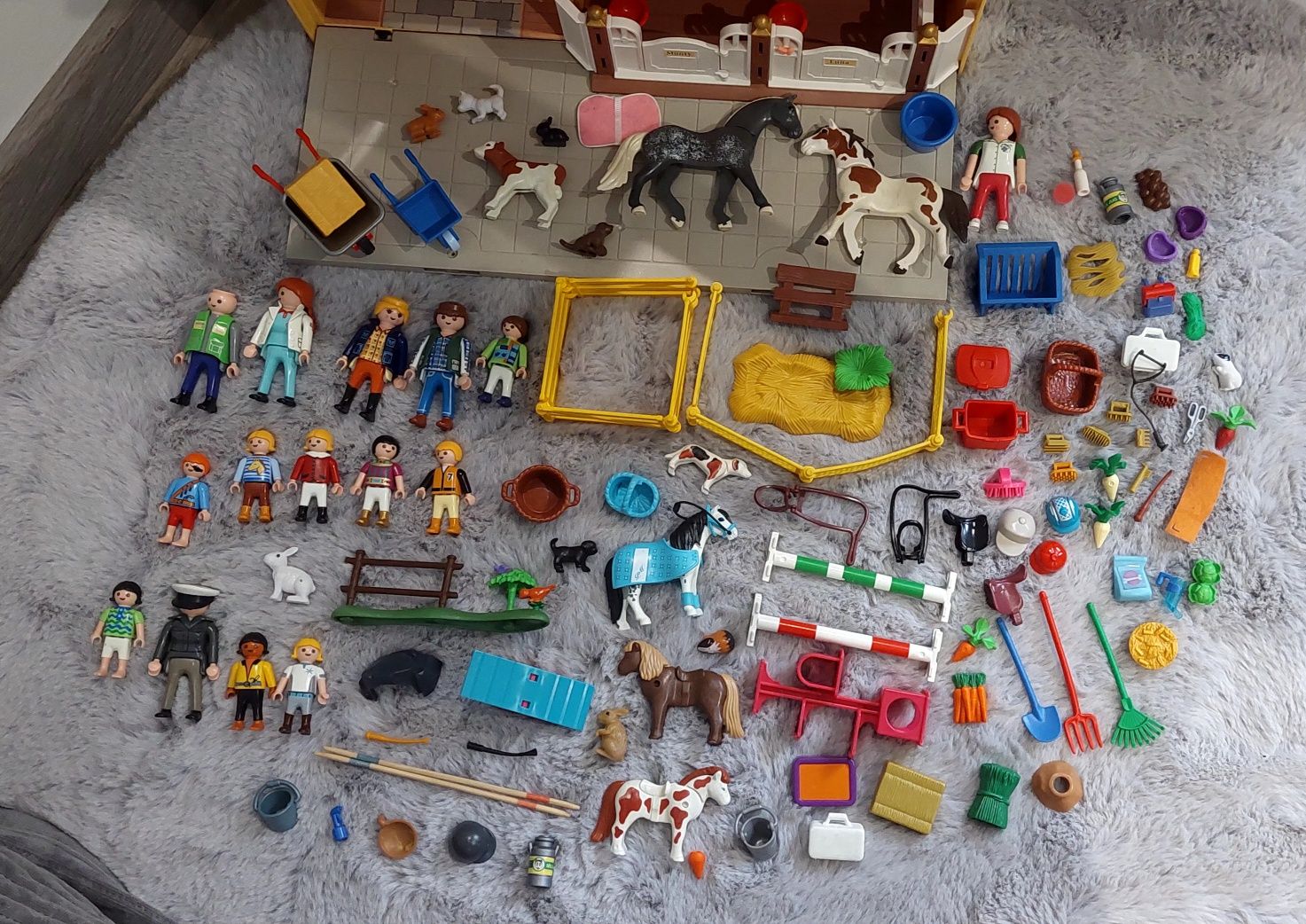 Duży zestaw Playmobil, akcesoria, konie, stajnia, postacie, zwierzęta