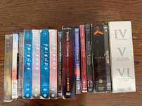 Vários DVDs, filmes, séries e concertos.