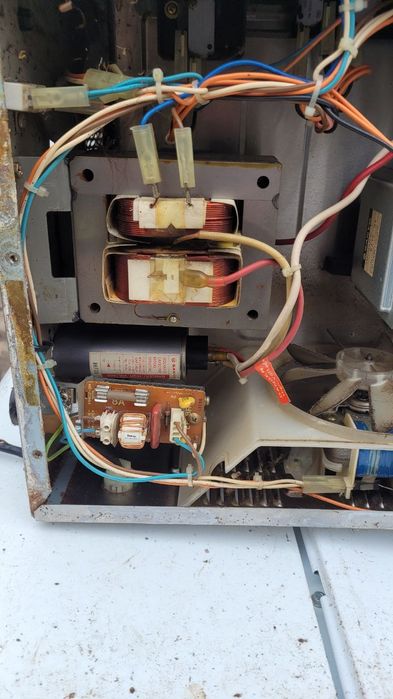 Мікроволновка по запчастинах