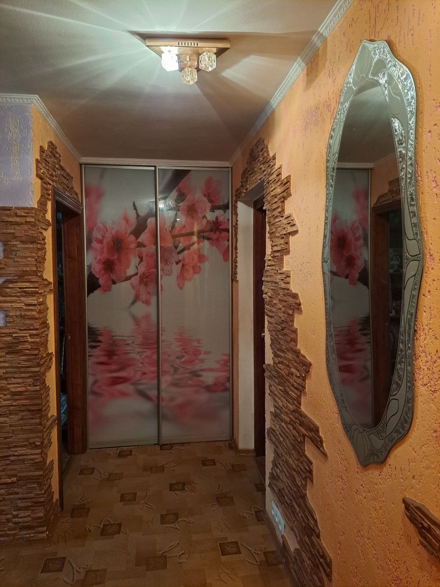 Продам 2-к квартиру, район Шкільний,  з ремонтом