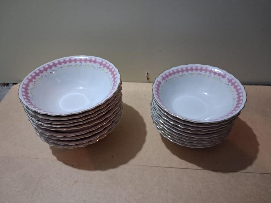 18 salaterek - średnice 18 i 16 cm nowe