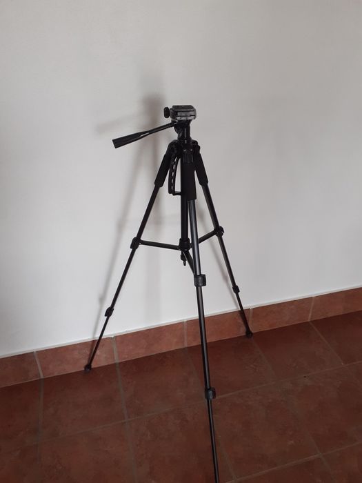 Tripé ajustável c/ nível