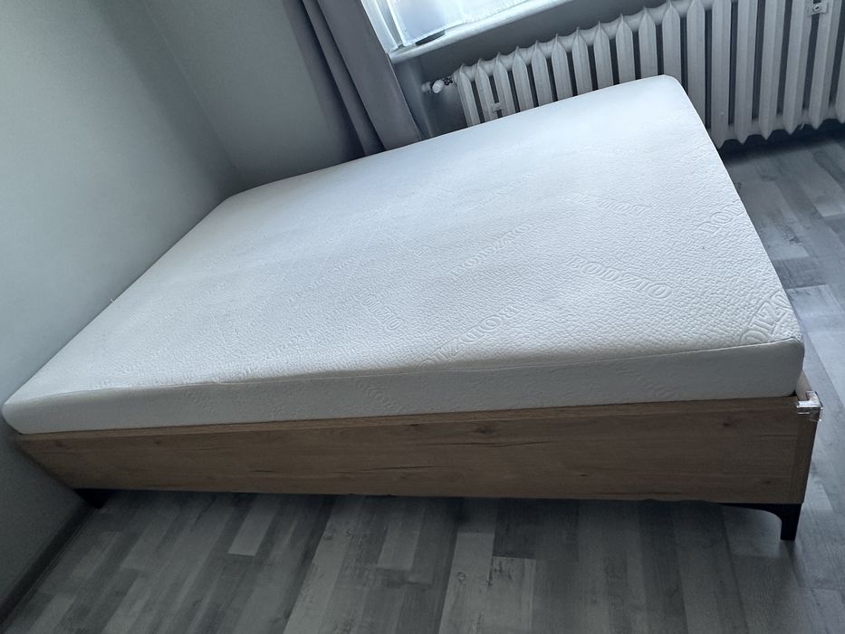 Łóżko z materacem