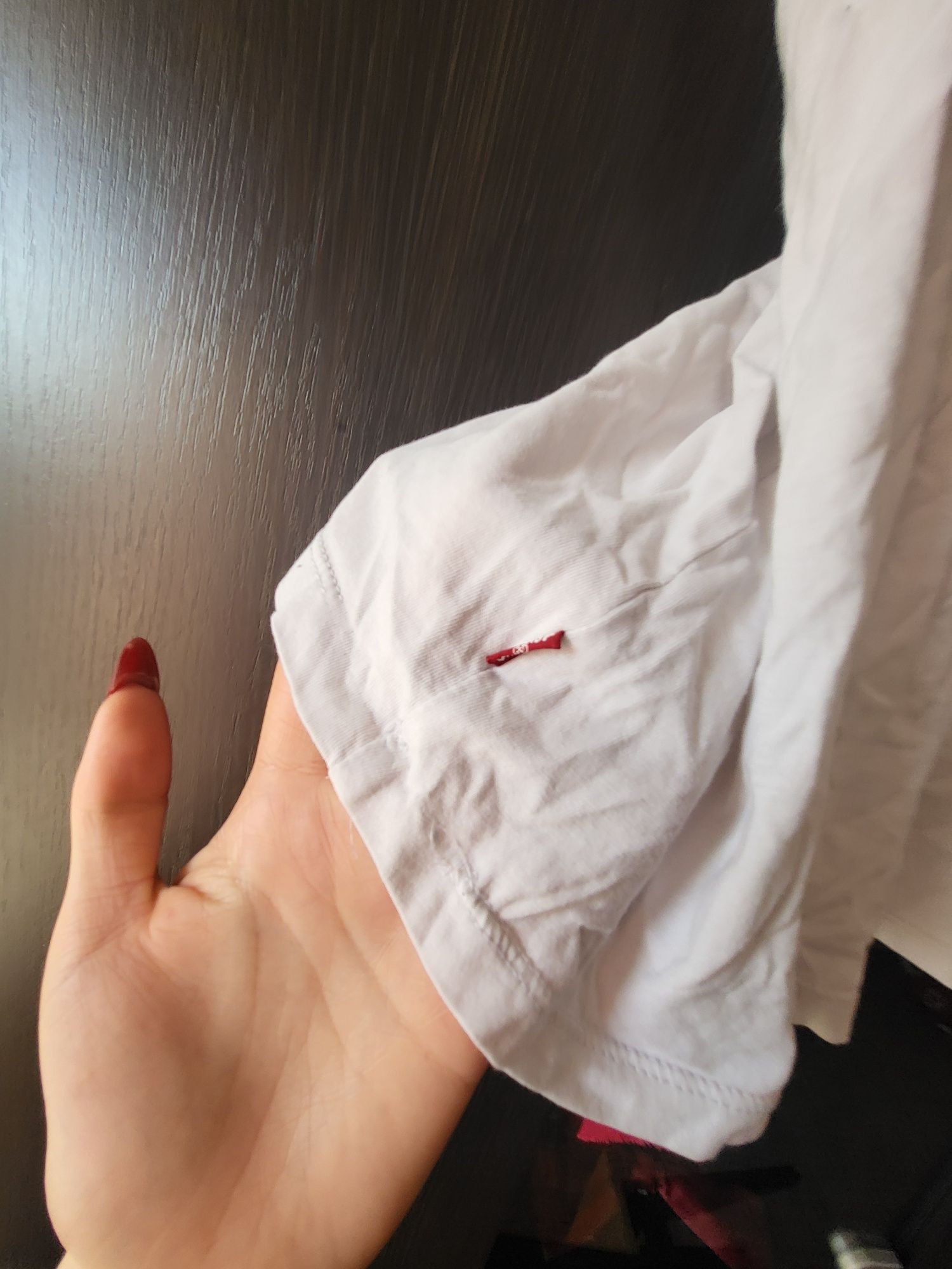 Biała koszulka levis z czarownym napisem
