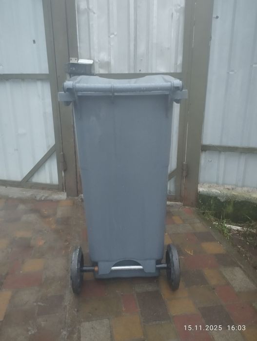 Мусорний бак на 120 літрів