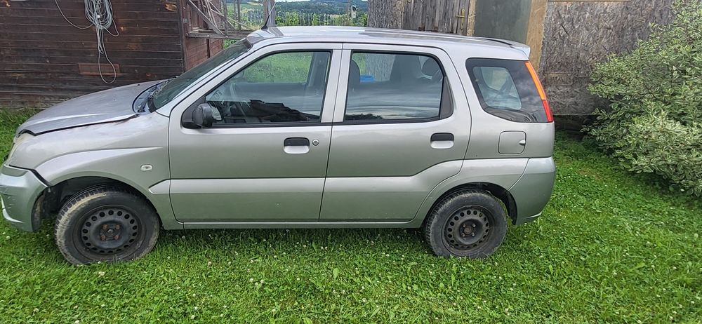 Subaru justy rok produkcji 2004 uszkodzone w całości lub na części.