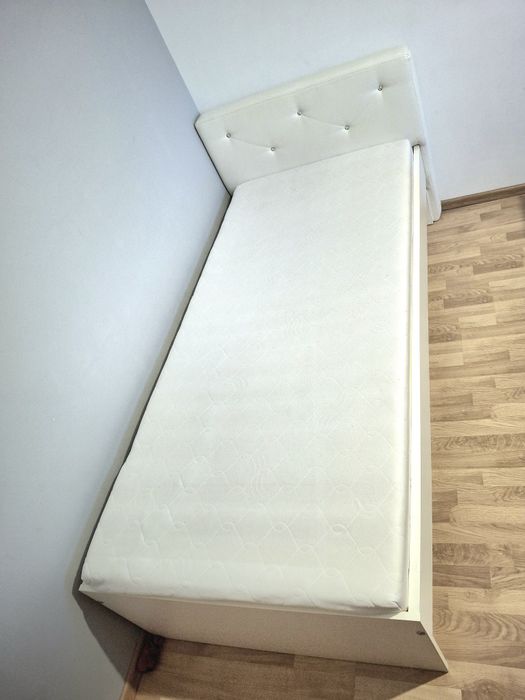 Łóżko Meblik z materacem i pojemnikiem + ozdobny zagłówek i 200x90