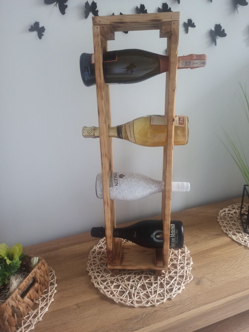 Drewniany stojak na wino